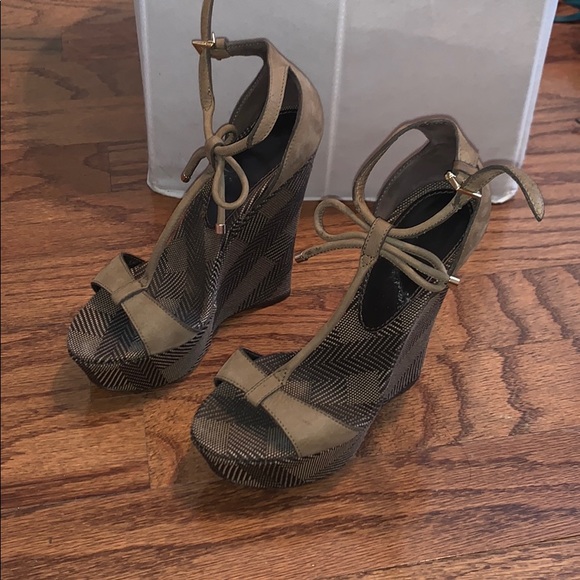 Burberry Heels - Picture 1 of 2